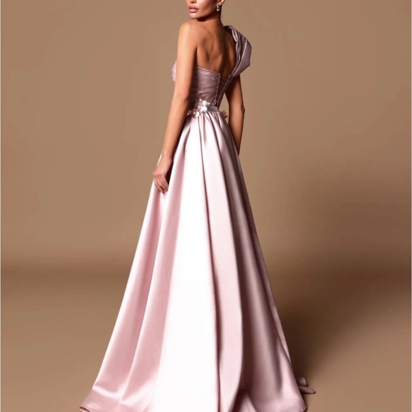 Elegant Floral Beaded Gown with Detachable Overskirt - Picture 9 of 9